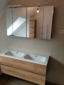 Waschtisch und Spiegelschrank